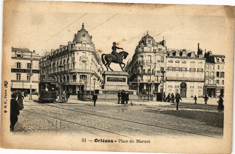 Carte postale ancienne Orleans-Place du Martroi à Orléans