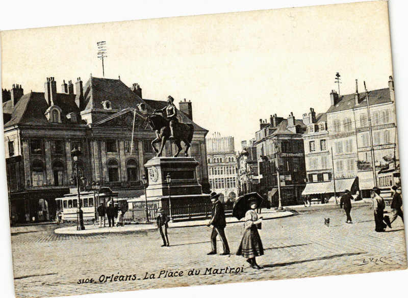 Carte postale ancienne Orleans-La Place du Martroi à Orléans