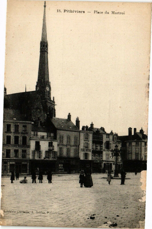 Carte postale ancienne Pithiviers-Place du Martroi à Pithiviers
