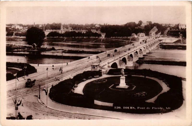 Carte postale ancienne Tours Pont de Pierre à Tours