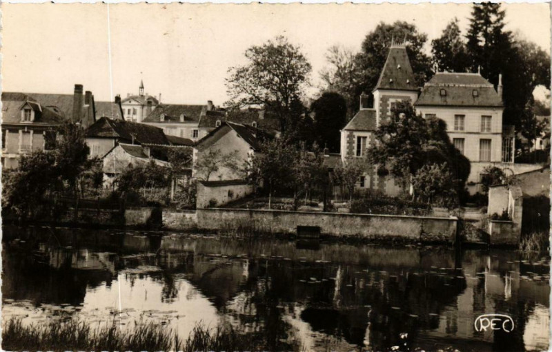 Carte postale ancienne Preuilly-sur-Claise La Claise et l'Hotel de Ville à Preuilly-sur-Claise