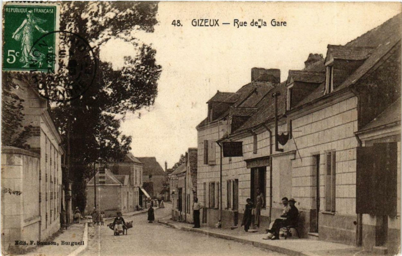 Carte postale ancienne Gizeux Rue de la Gare à Gizeux