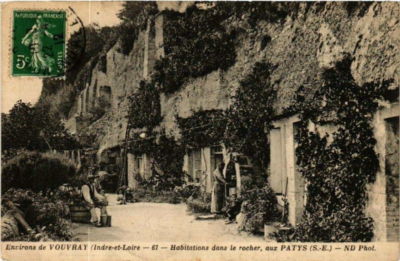 Carte postale ancienne Env. de Vouvray Habitations dans le rocher, aux Patys à Vouvray