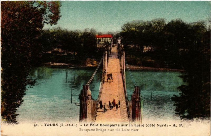 Carte postale ancienne Tours Le Pont Bonaparte sur la Loire à Tours