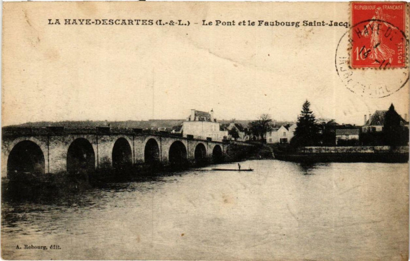 Carte postale ancienne La Haye-Descartes Le Pont et le Faubourg Saint-Jacq à Descartes