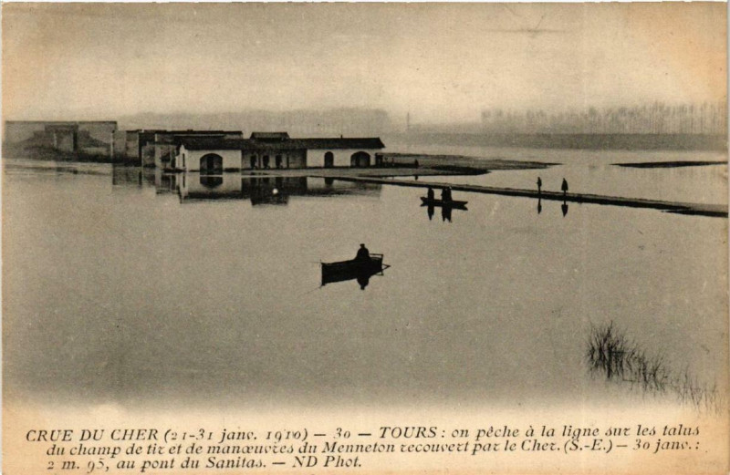 Carte postale ancienne Tours on peche a la ligne sur les talus du champ de tir et de mano à Tours