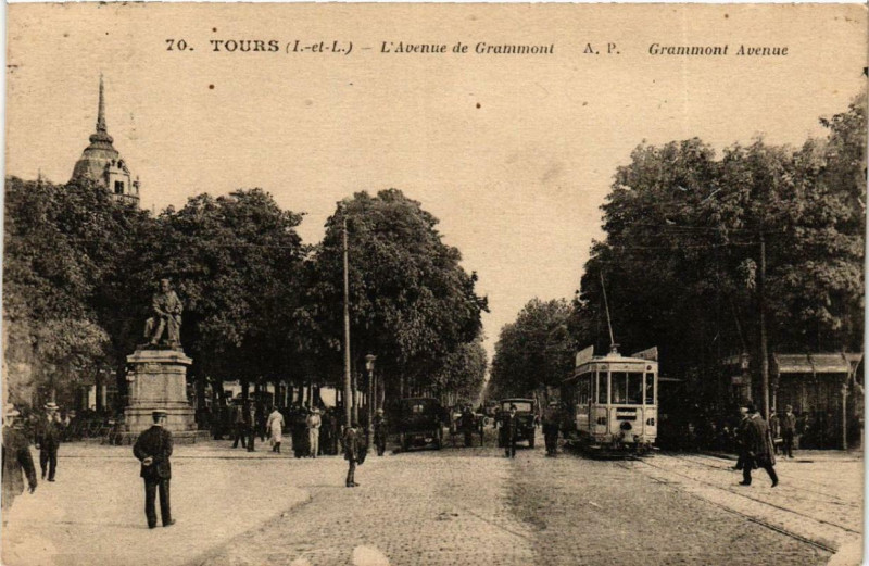 Carte postale ancienne Tours L'Avenue de Grammont à Tours