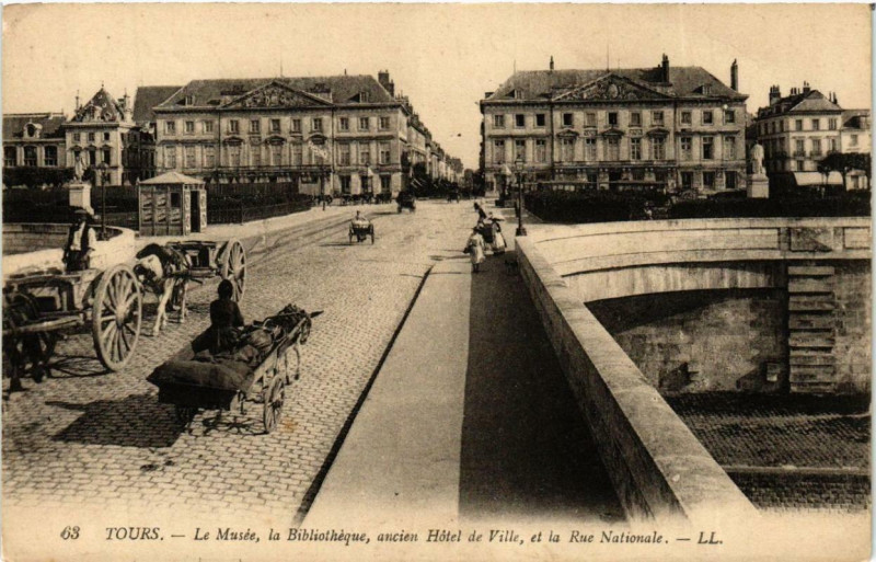 Carte postale ancienne Tours Le Musée, La Bibliotheque, ancien Hotel de Ville à Tours