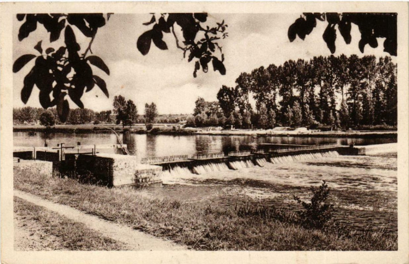 Carte postale ancienne Blere L'Ecluse et le Deversoir à Bléré