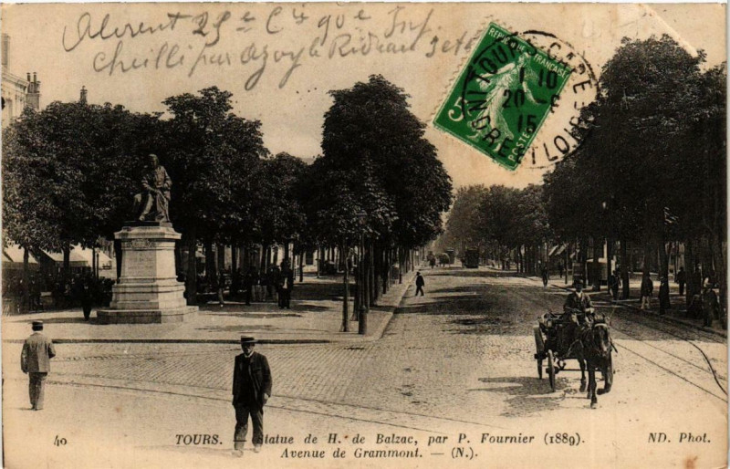 Carte postale ancienne Tours Statue de H. de Balzac, par P. Fournier. Avenue de Grammont à Tours