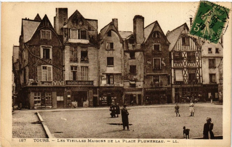 Carte postale ancienne Tours Les Vieilles Maisons de la Place Plumereau à Tours