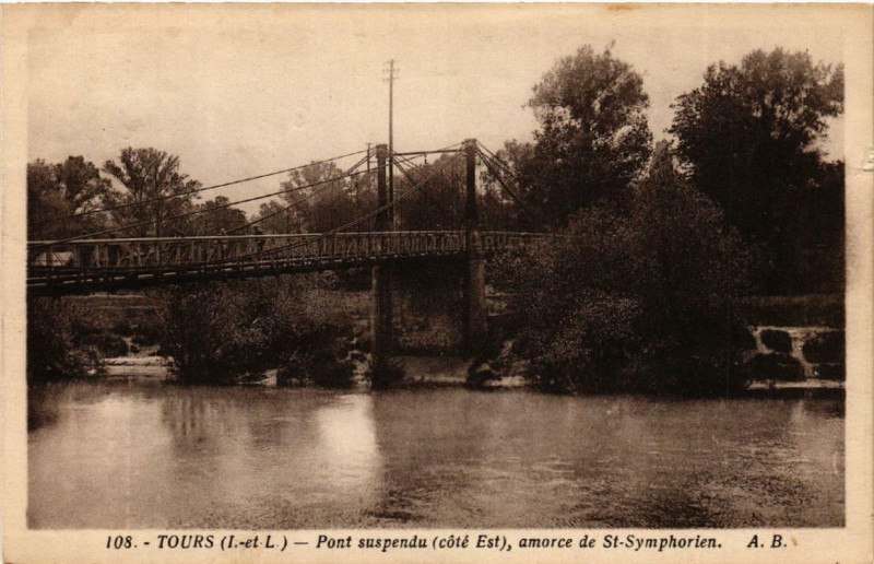 Carte postale ancienne Tours Pont suspendu, amorce de Saint-Symphorien à Tours
