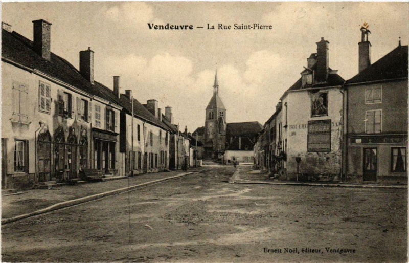 Carte postale ancienne Vendeuvre La Rue Saint-Pierre