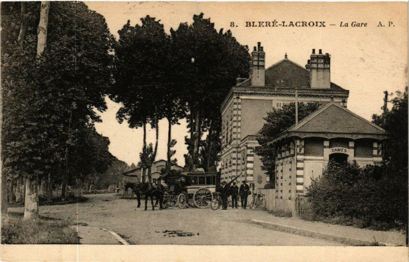 Carte postale ancienne Blere-Lacroix La Gare à Bléré