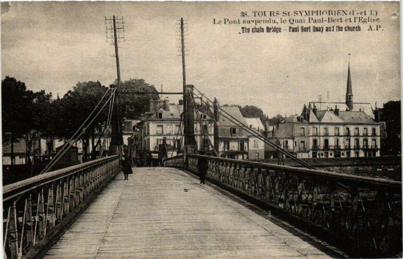 Carte postale ancienne Tours Saint-Symphorien Le Pont suspendu le Quai Paul-Bert et Eglise à Tours