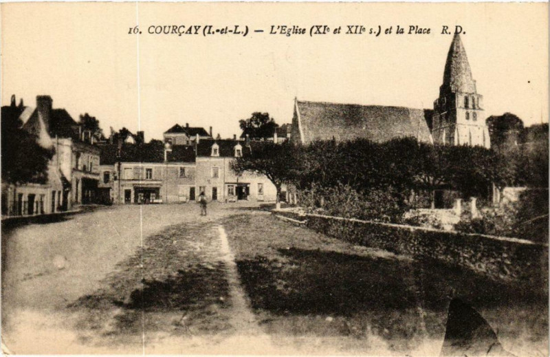 Carte postale ancienne Courcay Eglise et la Place à Courçay