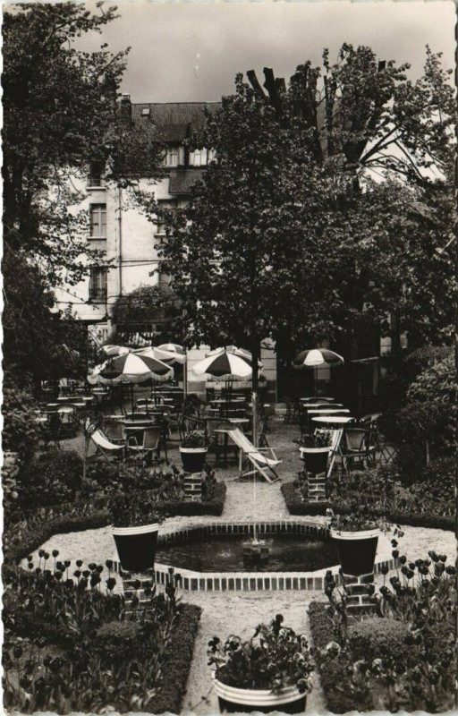 Carte postale ancienne Langeais - Le jardin et la fontaine à Langeais