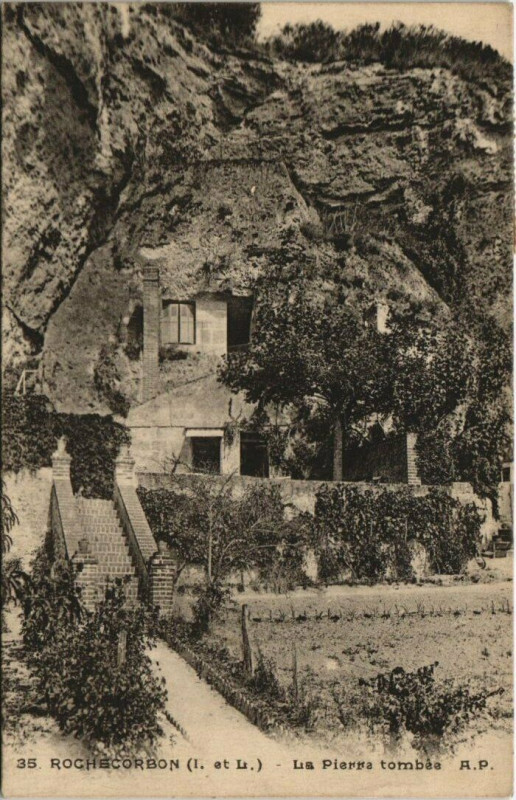 Carte postale ancienne Rochecorbon - ls pierre tombée à Rochecorbon