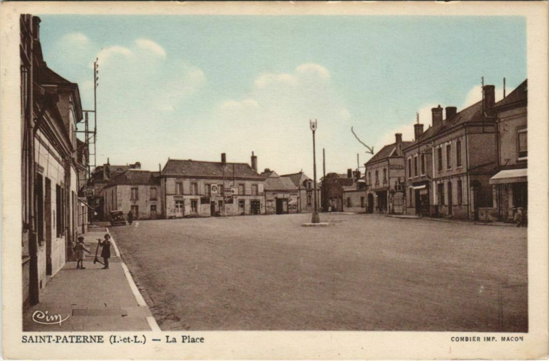 Carte postale ancienne Saint-Paterne - La place