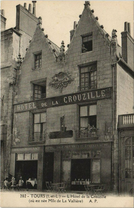 Carte postale ancienne Tours - l'hotel de la crouzille à Tours