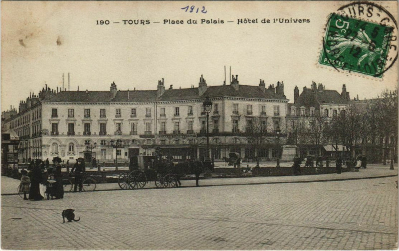 Carte postale ancienne Tours - Place du palais - hotel de l'univers à Tours