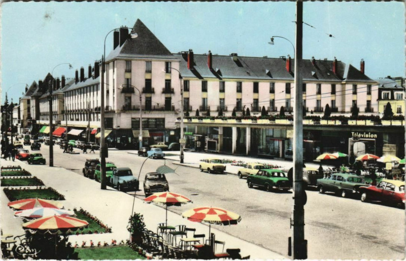 Carte postale ancienne Tours - Rue nationale à Tours