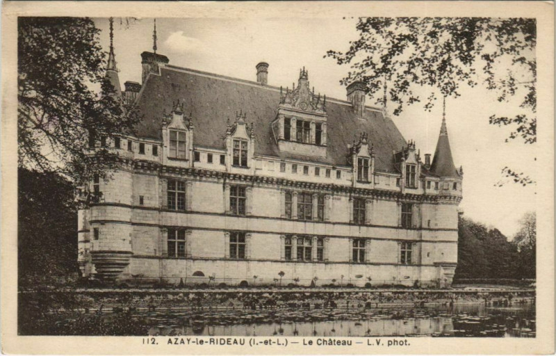 Carte postale ancienne Azay-le-Rideau - Le Chateau à Azay-le-Rideau