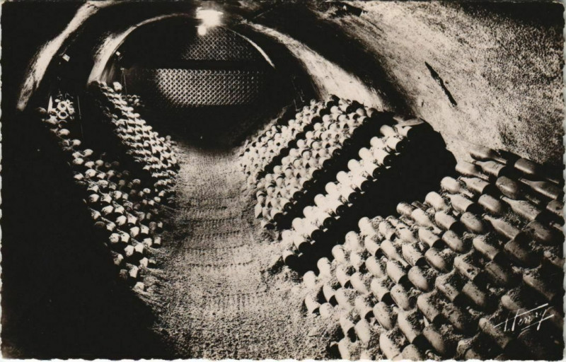 Carte postale ancienne Vouvray - Intérieur de caves à Vouvray