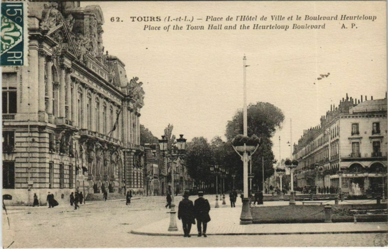 Carte postale ancienne Tours - Place de l'Hotel de Ville et Bd Heurteloup à Tours