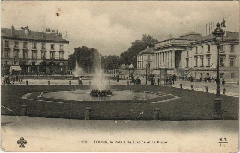 Carte postale ancienne Tours le palais de justice et la place à Tours