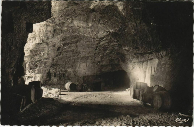 Carte postale ancienne Bourgueil Intérieur des Caves de Chevrette à Bourgueil