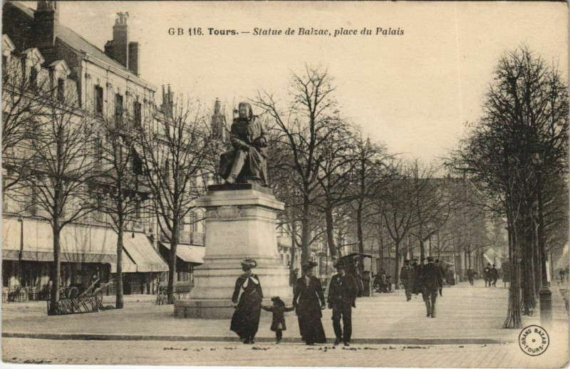 Carte postale ancienne Tours - Statue de balzac place du palais à Tours