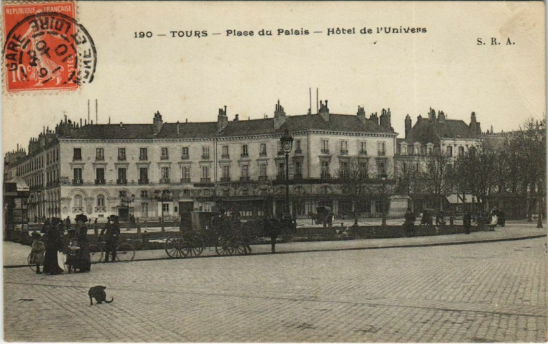 Carte postale ancienne Tours - Place du palais - hotel de l'univers à Tours