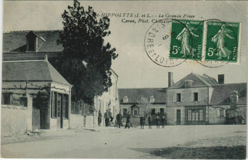 Carte postale ancienne Saint-Hippolyte - La grande place à Saint-Hippolyte