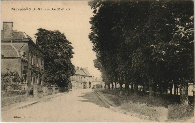 Carte postale ancienne Neuvy-le-Roi - le mail à Neuvy-le-Roi