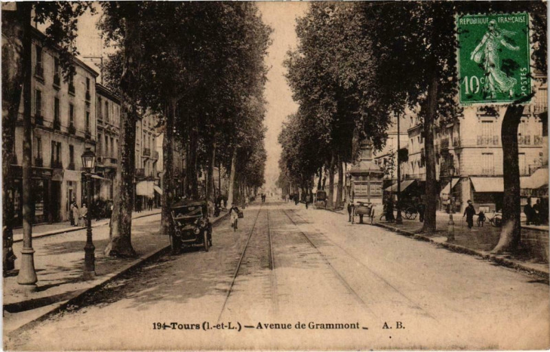 Carte postale ancienne Tours - Avenue de Grammont à Tours