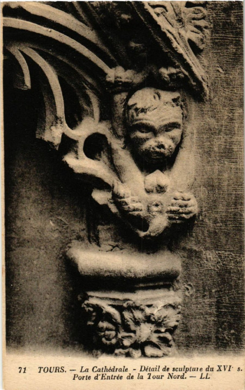 Carte postale ancienne Tours - La Cathedrale- Detail de sculpture du Xvi s. Porte d'Entree à Tours