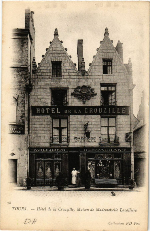 Carte postale ancienne Tours - Hotel de la Crouzille, Maison de Mademoiselle Lavalliere à Tours