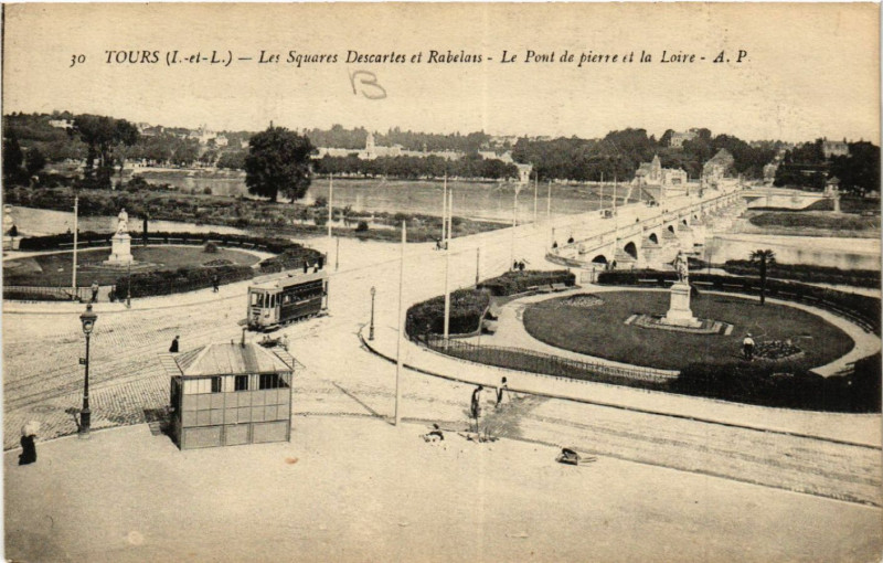 Carte postale ancienne Tours (I.-et-L.) - Les Squares Descartes et Rabelais -Le Pont de à Tours