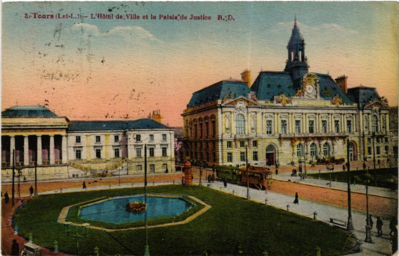 Carte postale ancienne Tours(I.-et-L.) - L'Hotel de Ville et la Palais de Justice à Tours