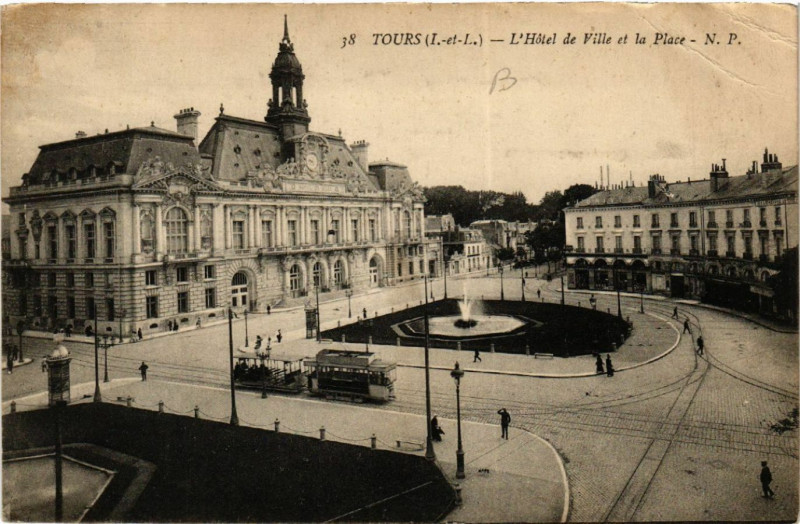 Carte postale ancienne Tours(I.-et-L.) - L'Hotel de Ville et la Place à Tours
