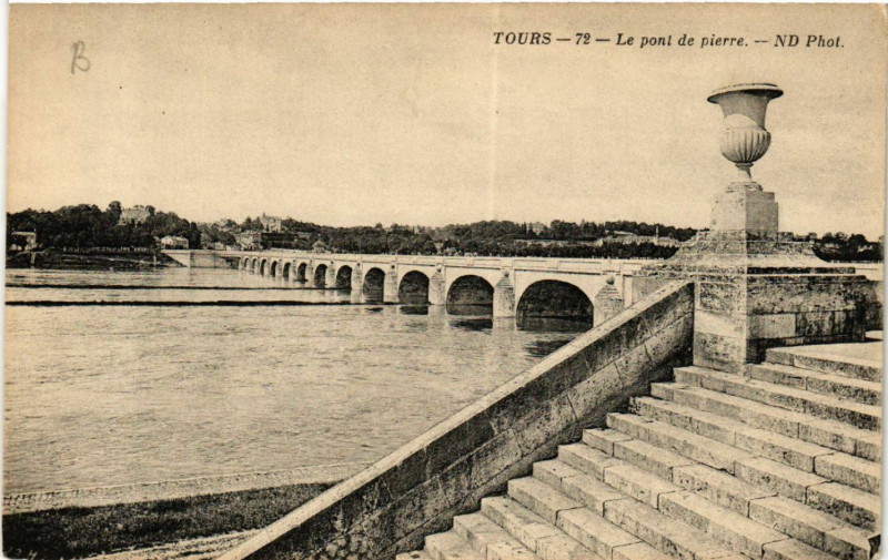 Carte postale ancienne Tours - Le pont de pierre à Tours
