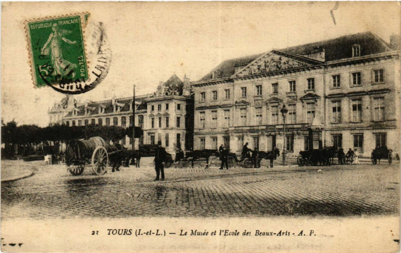 Carte postale ancienne Tours (I-et-L.) - La Musee et l'Ecole des Beaux-Arts à Tours