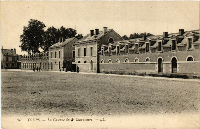 Carte postale ancienne Tours - La Caserne du 8* Cuirassiers à Tours