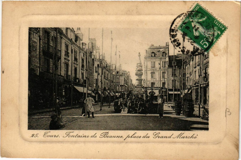 Carte postale ancienne Tours . Fontaine de Beaume place du Grand Marche à Tours