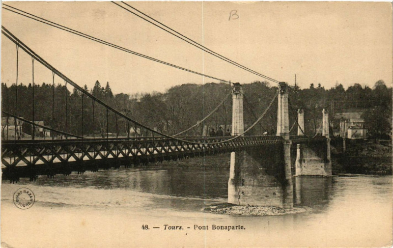 Carte postale ancienne Tours - Pont Bonaparte à Tours
