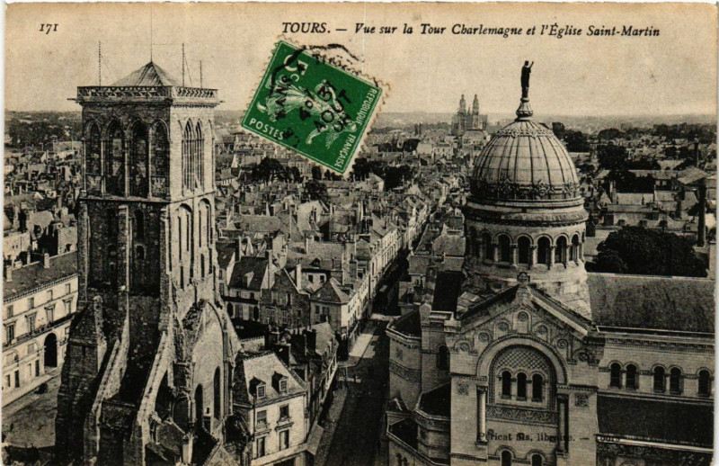 Carte postale ancienne Tours - Vue sur le Tour Charlemagne et l'eglise Saint-Martin à Tours