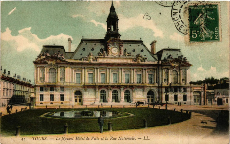 Carte postale ancienne Tours - Le Nouvel Hotel de Ville et la Rue Nationale à Tours