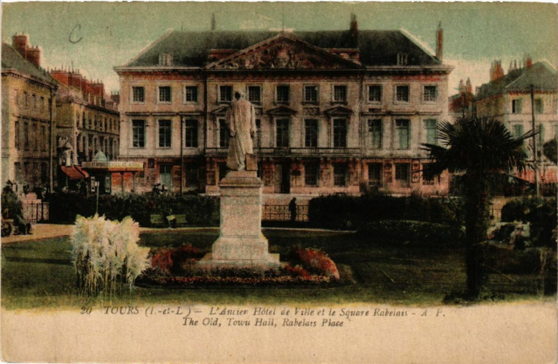 Carte postale ancienne Tours (I.-et-L.) - L'Ancien Hote de Ville et le Square Rabelais à Tours
