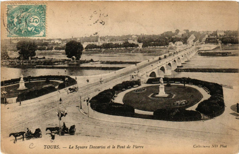 Carte postale ancienne Tours - Le Square Descartes et le Pont Pierre à Tours